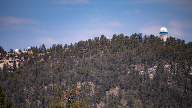 rechts das grösste Teleskop