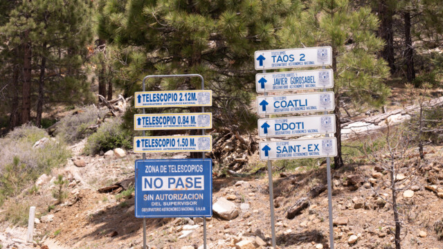 Wegweiser zu 8 unterschiedlichen Teleskopen