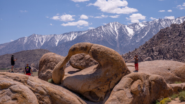 diese Arch liegt direkt neben der Strasse, deshalb hat es auch "viele" Leute