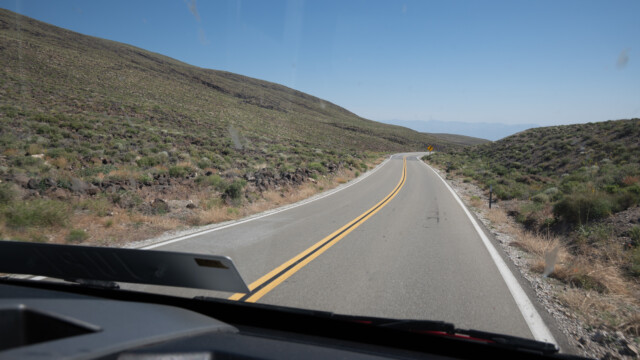 überraschend viel Grün entlang der Strasse