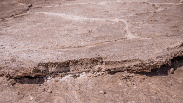 ausgetrocknet und mit Erde überdeckte Salzschicht