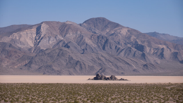 ausgetrockneter See, mittendrin ein Felsblock