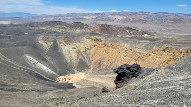 200m tiefer Hauptkrater