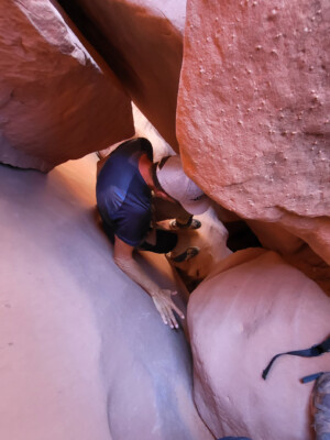 schmales Loch, wo es runter geht