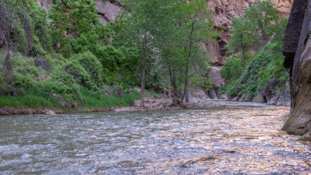 der Wanderweg geht auf der andern Seite des Flusses weiter