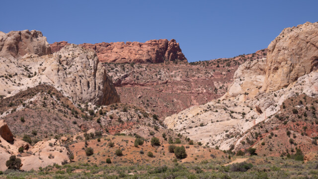 Blick von unten - wo führt die Strasse durch?