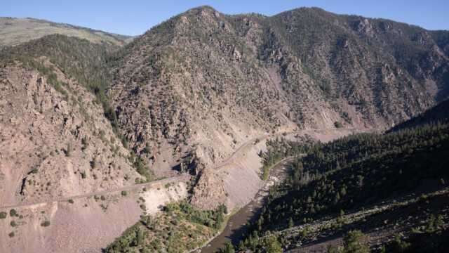 meistens führt die Eisenbahn neben dem Colorado-River