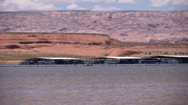 überdeckter Hafen für Motorboote