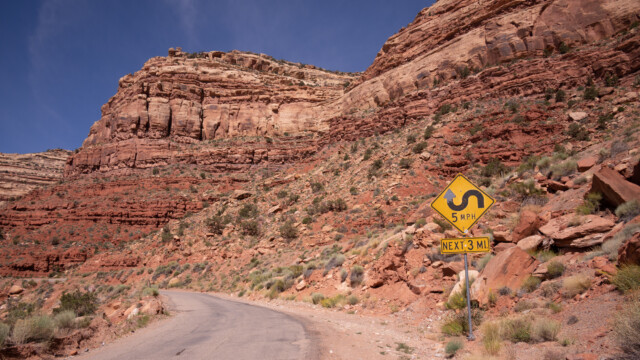 interessantes Verkehrsschild am Anfang der Strasse
