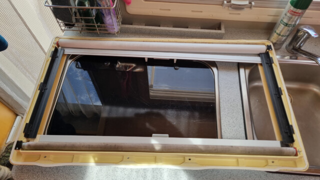 danach die seitlichen schwarzen Schienen entfernen und die beiden Rollos herausnehmen